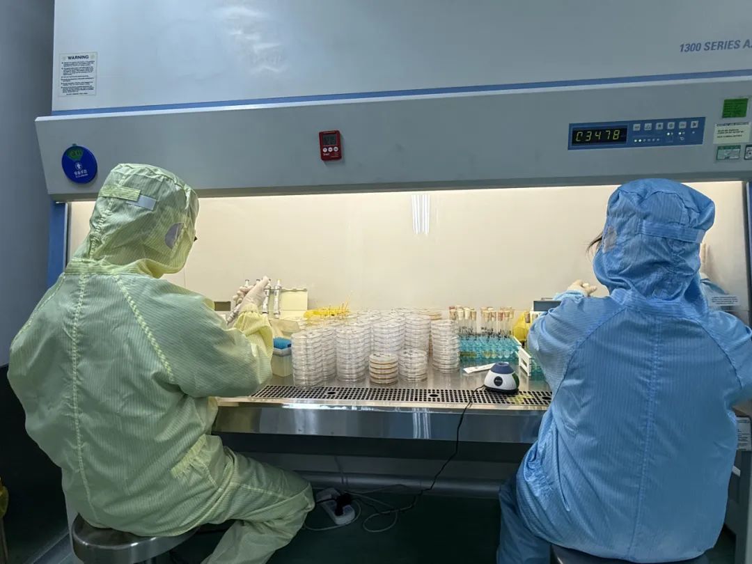 實(shí)驗(yàn)員1